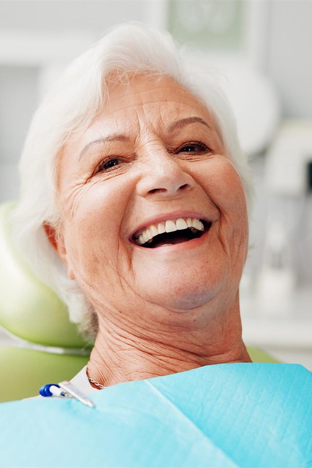 ¿Buscas odontólogos expertos en implantología dental?