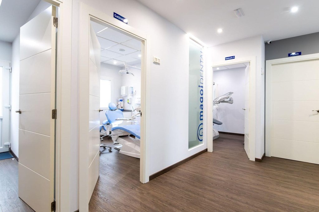 ¿Cómo es el proceso de poner una corona dental?