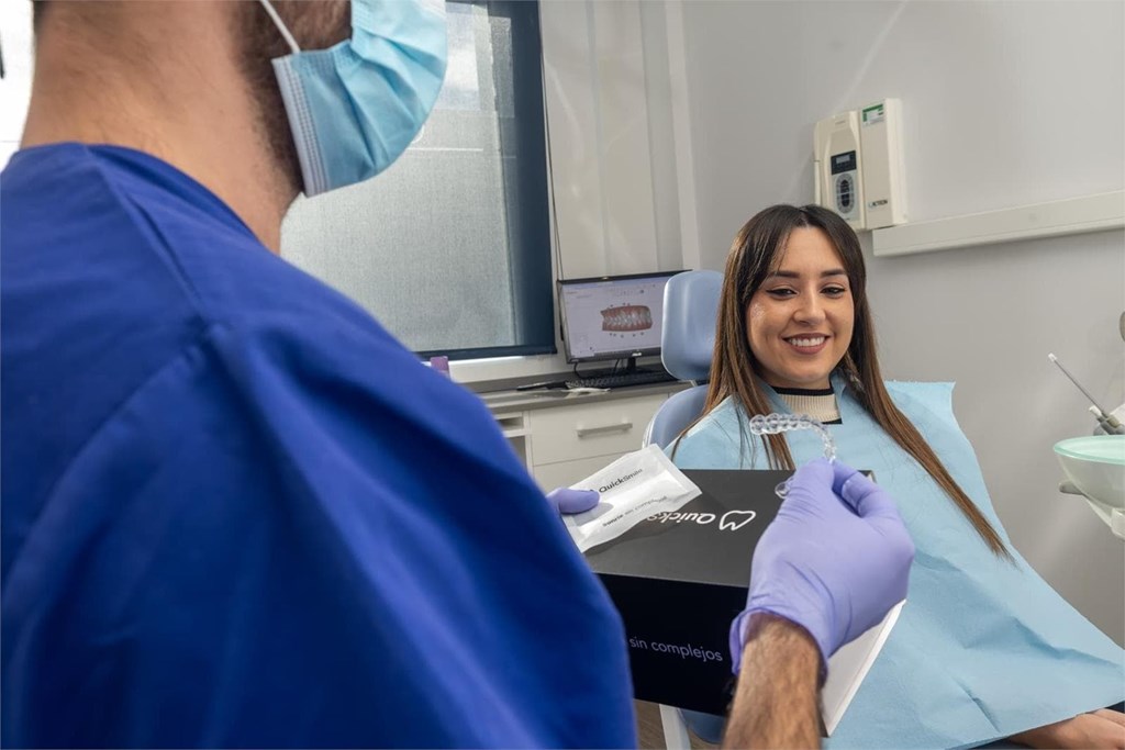 ¿Cuánto tiempo al día debo usar mis alineadores dentales?