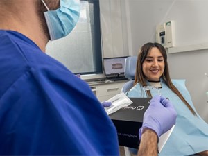 ¿Cuánto tiempo al día debo usar mis alineadores dentales?