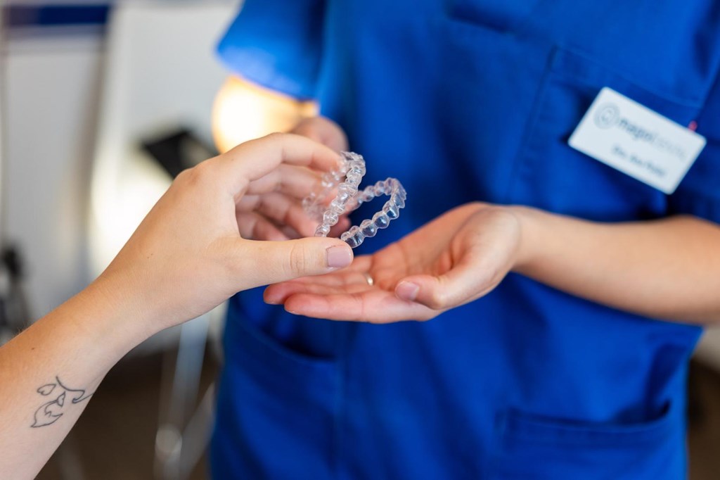 Foto 1 Di adiós a los dientes amontonados: apiñamiento dental en Lugo