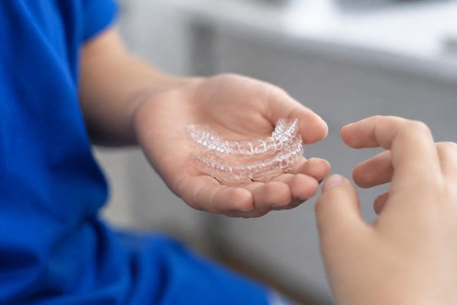 Di adiós a los dientes amontonados: apiñamiento dental en Lugo - Imagen 1