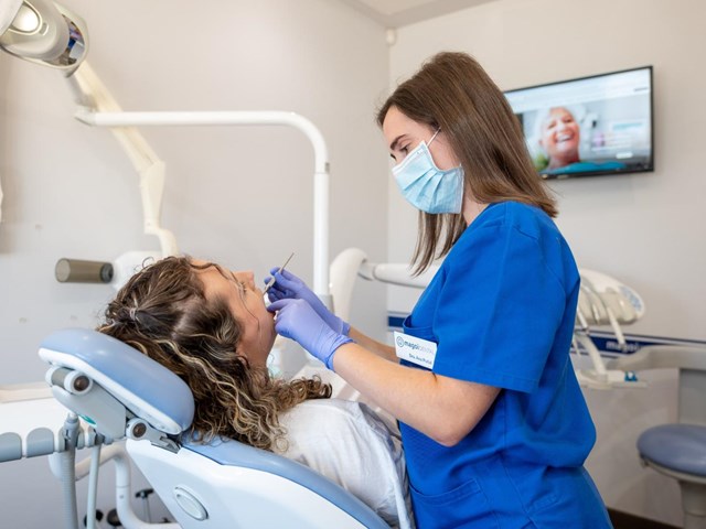 Frena la pérdida de encía: tratamiento de enfermedades periodontales en Lugo