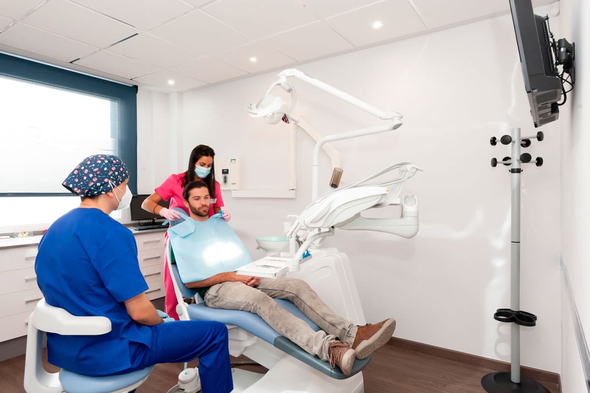 Precio implantes dentales en Lugo