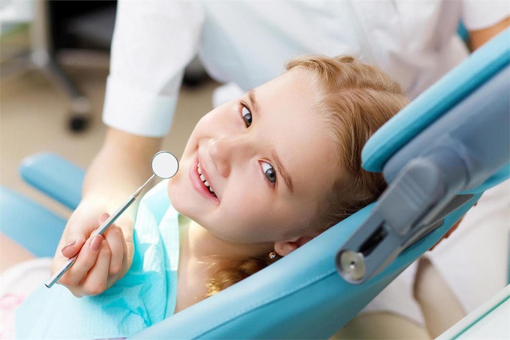 La importancia de la primera visita al dentista de los niños