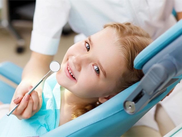 La importancia de la primera visita al dentista de los niños