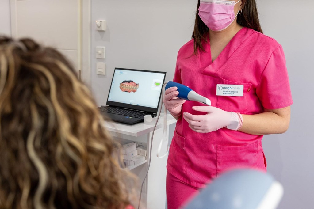 Foto 1 Luce encías sanas con la limpieza dental profesional en Lugo