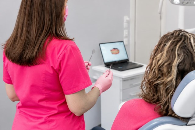 Luce encías sanas con la limpieza dental profesional en Lugo - Imagen 1