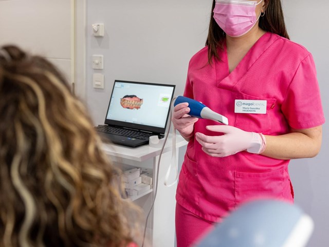 Luce encías sanas con la limpieza dental profesional en Lugo