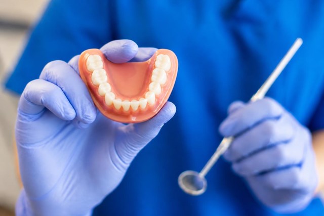 Recupera tu sonrisa con coronas dentales en Lugo - Imagen 1