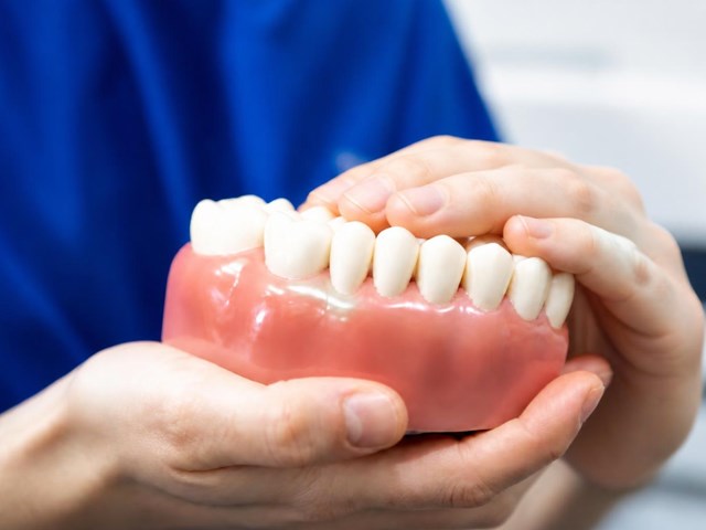 Recupera tu sonrisa con coronas dentales en Lugo