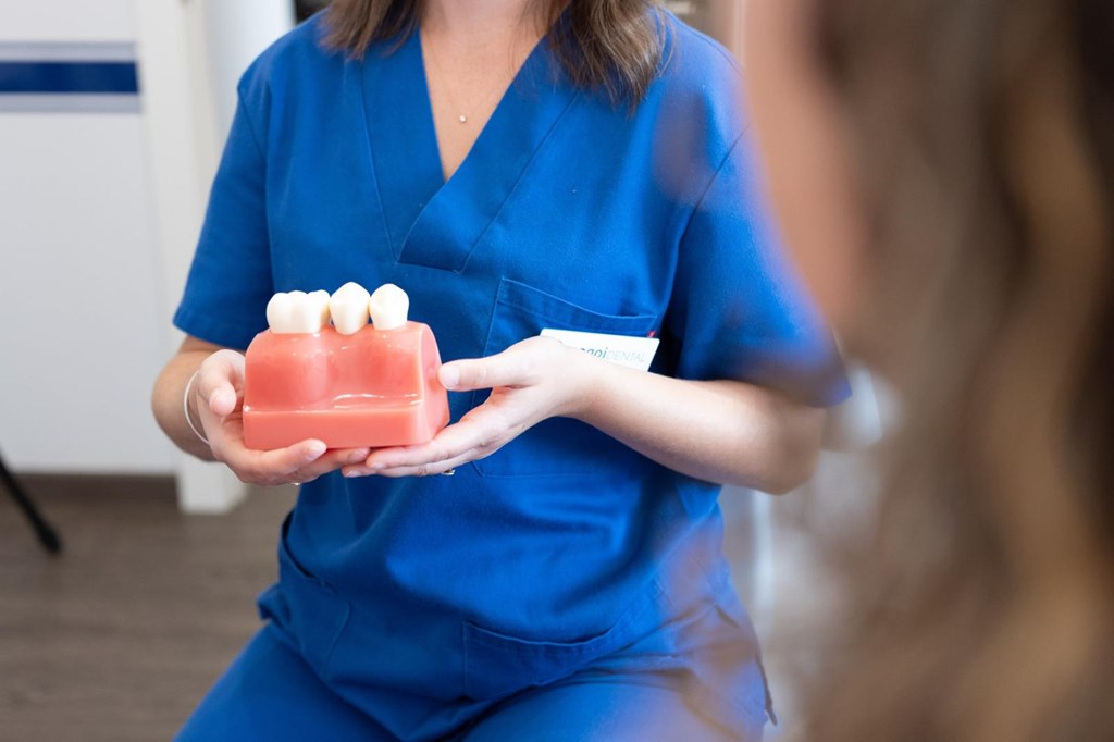 Foto 1 Recupera tu sonrisa con prótesis sobre implantes en Lugo