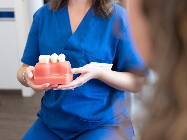 Recupera tu sonrisa con prótesis sobre implantes en Lugo
