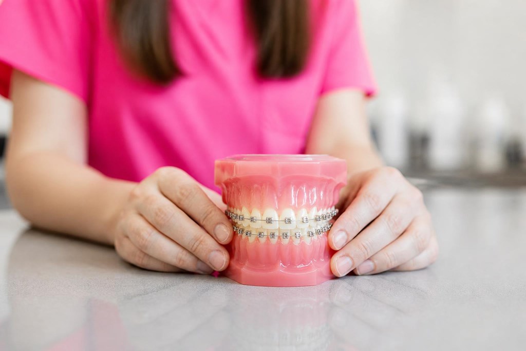 Foto 1 Recupera una sonrisa alineada con la ortodoncia con brackets en Lugo
