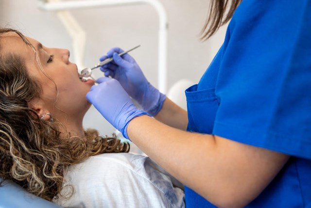 Recupera una sonrisa alineada con la ortodoncia con brackets en Lugo - Imagen 1