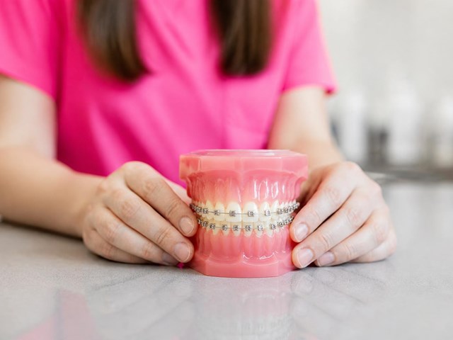 Recupera una sonrisa alineada con la ortodoncia con brackets en Lugo